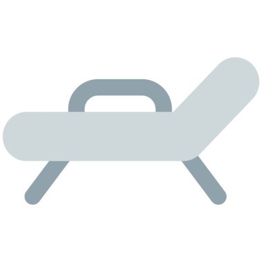 Plaj tarafına yerleştirilmiş şezlong..