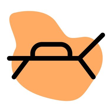 Plaj tarafına yerleştirilmiş şezlong..