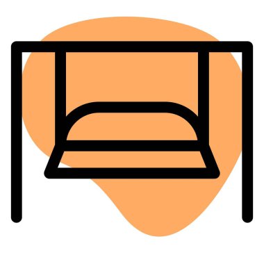 Verandanın altına yerleştirilmiş yastıklı salıncak.