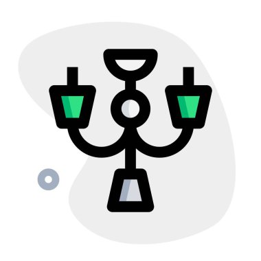 Tavanda bir avize asılı..