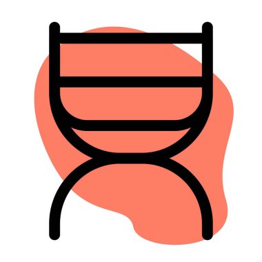 Eğri bacaklı katlanır sandalye veya kamp taburesi.