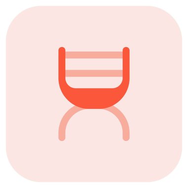 Eğri bacaklı katlanır sandalye veya kamp taburesi.