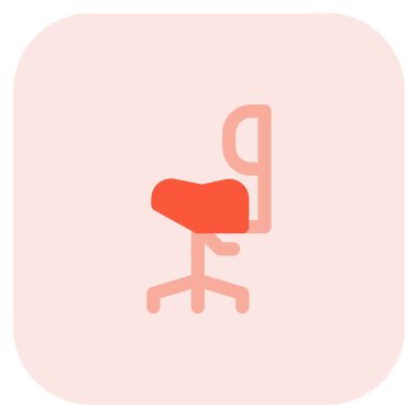 Sırtında rahat bir sırtı olan rahat bir sandalye.