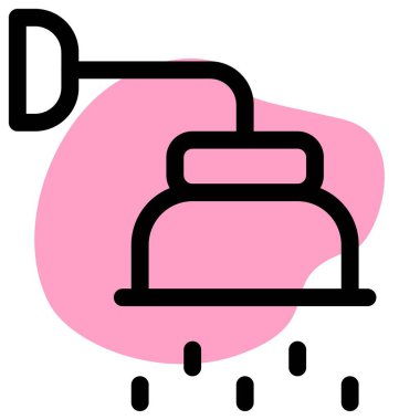 Duvara monte edilmiş baş duşu ve akan su.