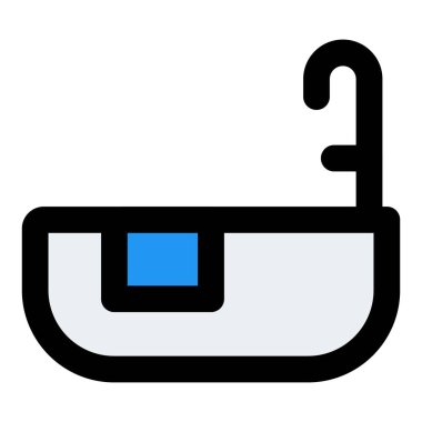 Uzun musluğu olan modern bir küvet..