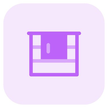 Rafları olan duvara monte edilmiş banyo dolabı..