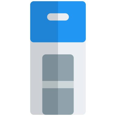 Küçük bir rafta tuvalet kağıdı deposu