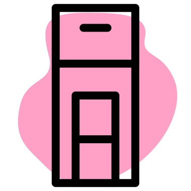 Küçük bir rafta tuvalet kağıdı deposu