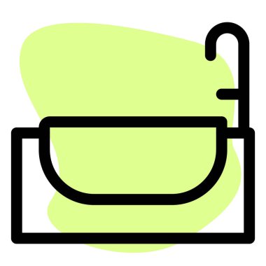 Yıkanmak için musluğu olan şık bir küvet..