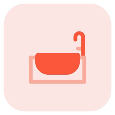 Yıkanmak için musluğu olan şık bir küvet..