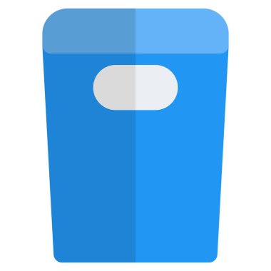 Çamaşır sepetinde çamaşır var..