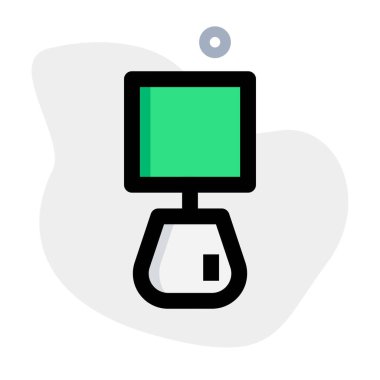 Yatağın kenarında duran şık gece lambası.