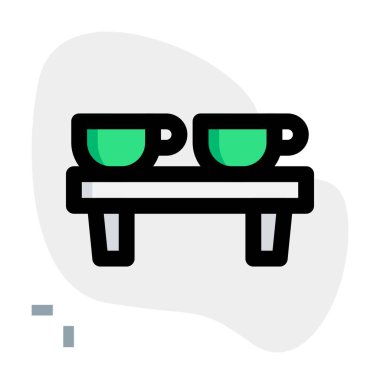 Çay fincanları monte edilmiş raflarda tutulur.