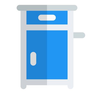 Yatağın yanındaki dolapta çeşitli eşyalar saklanırdı..