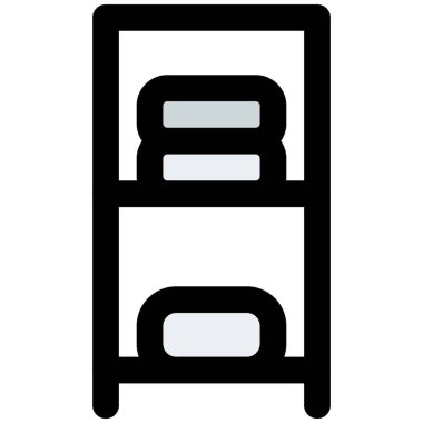 Tahta banyo rafında saklanmış havlular..