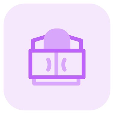 Makyaj malzemesi dolabı olan makyaj aynası..