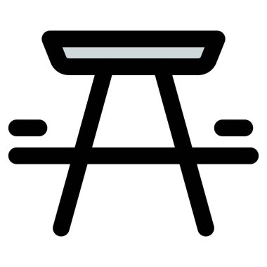 Oturmak için bankları olan piknik masası.