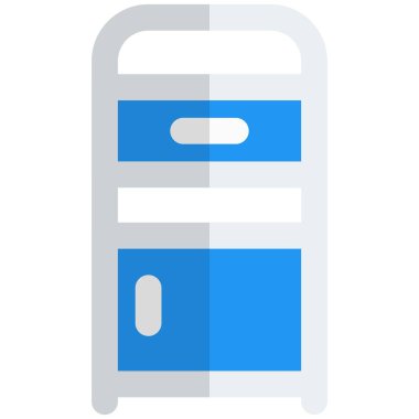 Yatağın yanındaki dolapta gerekli malzemeler var..