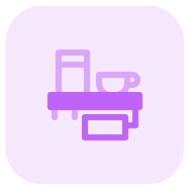 Mutfak malzemeleri ahşap bir rafta tutulur..