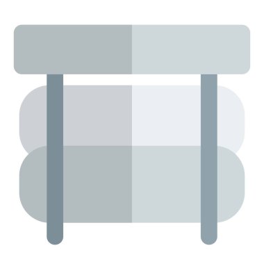 Askıda tutulan havlu yığını.