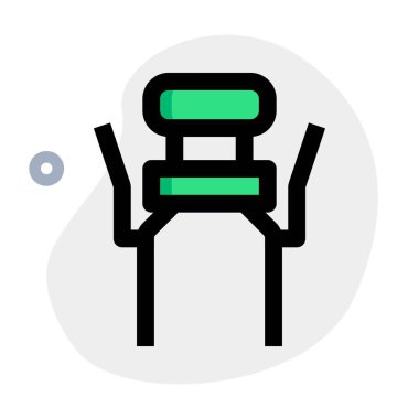 Tıbbi banyo sandalyesinde ayarlanabilir kollar.