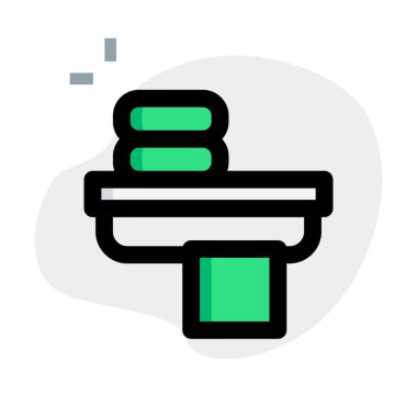 Havlu asmak için banyoda raflar..