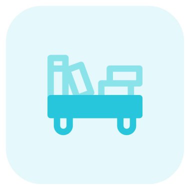 Kitaplar ve diğer ögeler raflarda saklanabilir.