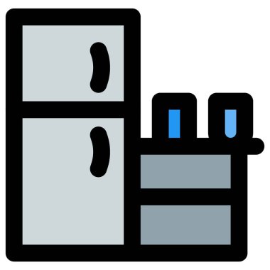 Ofis kilerinde buzdolabı ve malzemelerle donatılmış.