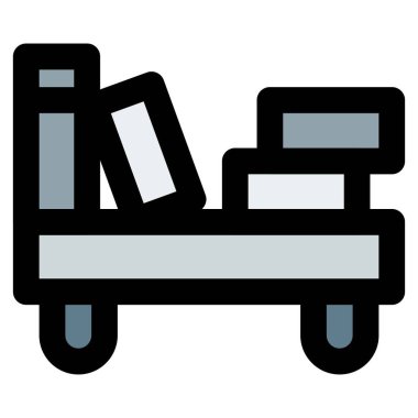 Kitaplar ve diğer ögeler raflarda saklanabilir.