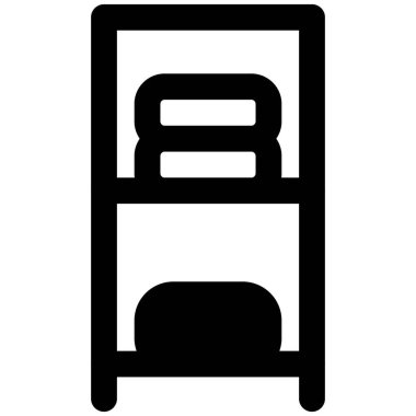 Tahta banyo rafında saklanmış havlular..