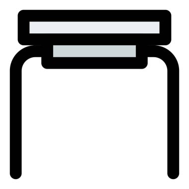 Gerekli şeyleri saklamak için yatağın üzerindeki masayı kullan.