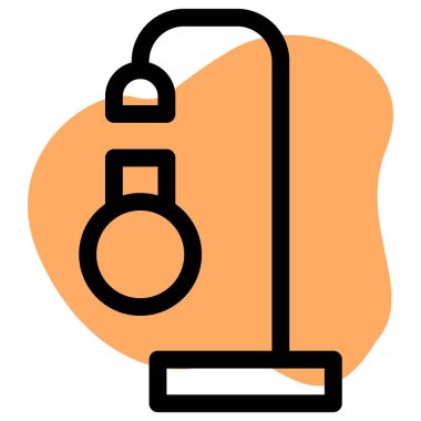 Uzun ayaklı dekoratif lamba.