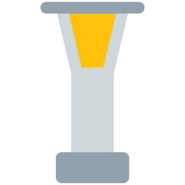 Güneş enerjili bahçe lambası direkte duruyor.