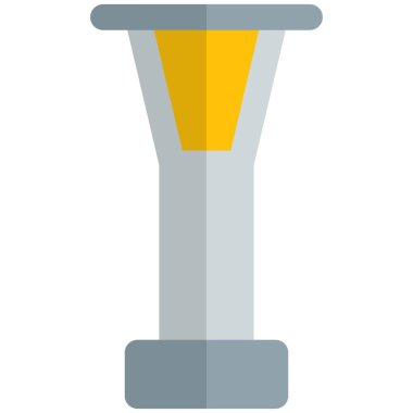 Güneş enerjili bahçe lambası direkte duruyor.