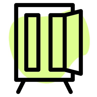 Açık kapısı olan eski bir gardırop..