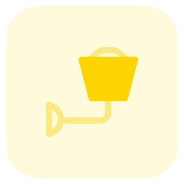 Aydınlanmak için duvara takılmış kristal avize.