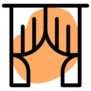 Pencere dekorasyonu için örtü asılıyor.