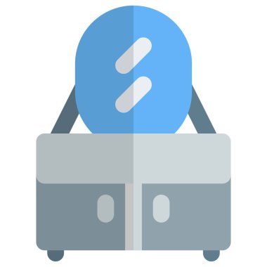 Mobilyaların şık aynaları var..