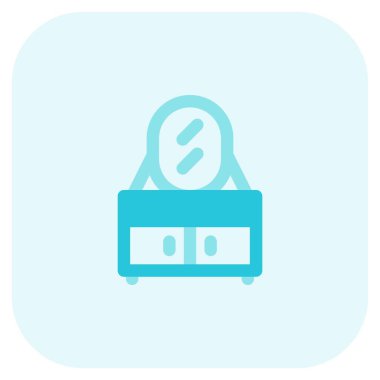 Mobilyaların şık aynaları var..