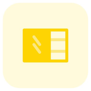 Birden fazla rafı olan antika ayna..