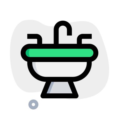 Seramik lavabo duvara monte edilmiş.