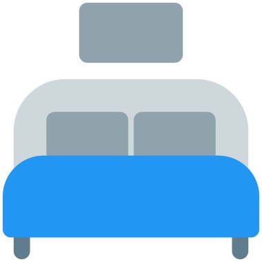 Oda için çarşafları olan rahat çift kişilik yatak.