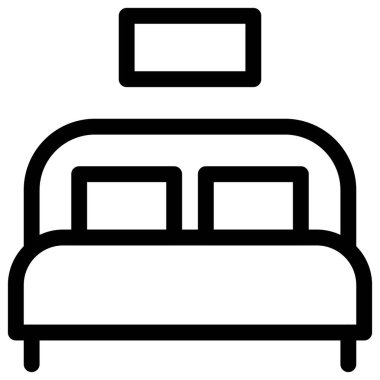 Oda için çarşafları olan rahat çift kişilik yatak.