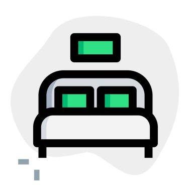 Oda için çarşafları olan rahat çift kişilik yatak.