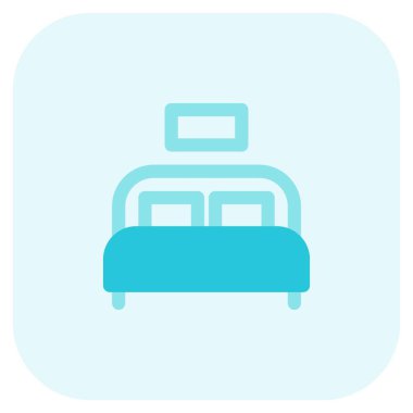 Oda için çarşafları olan rahat çift kişilik yatak.