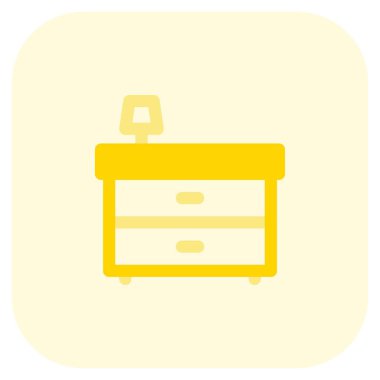 Masa lambası olan bir dolap.