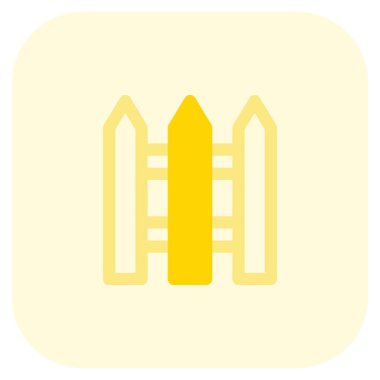 Uygun güvenlik için uzun, sivri çitler.