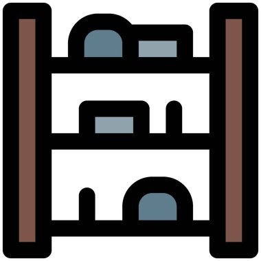 Salon dekorasyonu için tasarlanmış uzun tahta raflar..