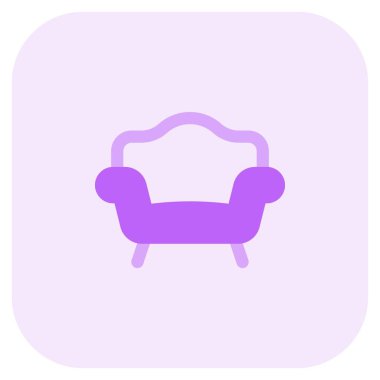 Yastıklı geniş bir kanepe.