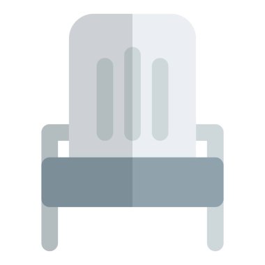 Açık hava için geniş kollukları olan Adirondack sandalyesi.